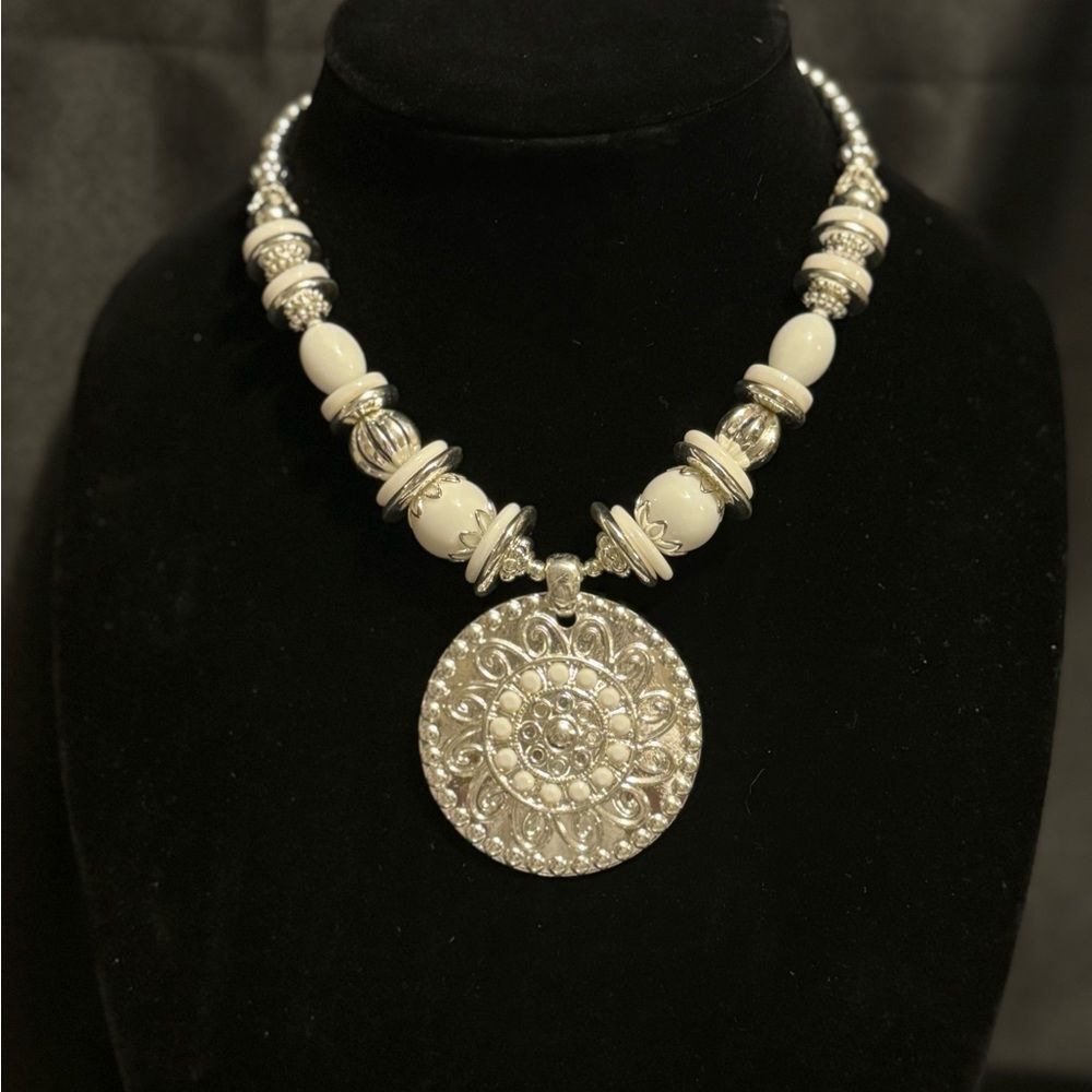 LIVE SHOW NECKLACE - Picture 9 of 14